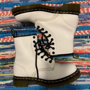 1460 Smooth Leather Lace Up Dr. Marten Boots